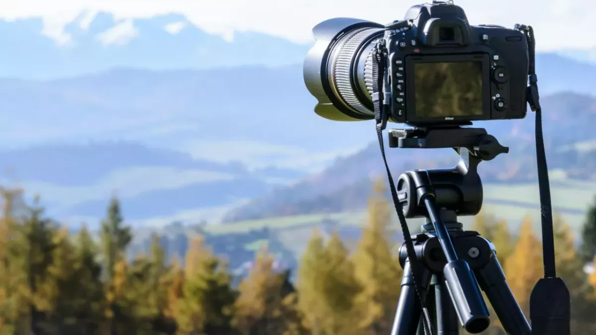 Appareil photo sur trépied cadré sur paysage