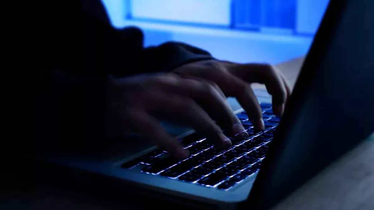 Des mains sur un clavier (illustration)
