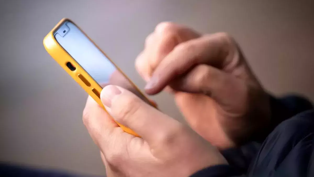 Une personne utilisant un smartphone