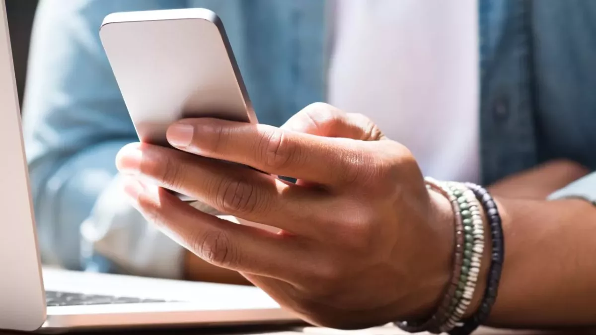 Un homme consulte son smartphone (illustration).