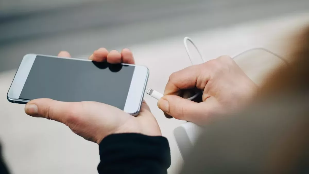 Une enquête publiée par l'UFC - Que Choisir révèle les dangers méconnus de nos chargeurs de smartphone