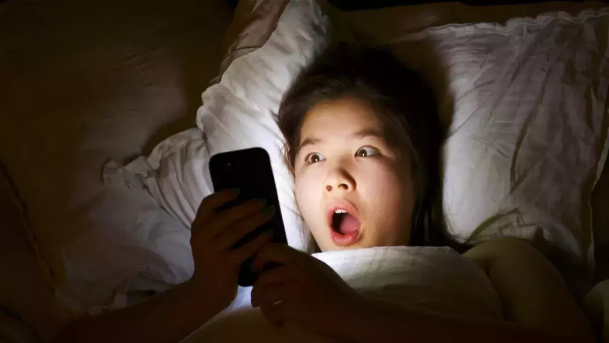 Une femme sur son téléphone