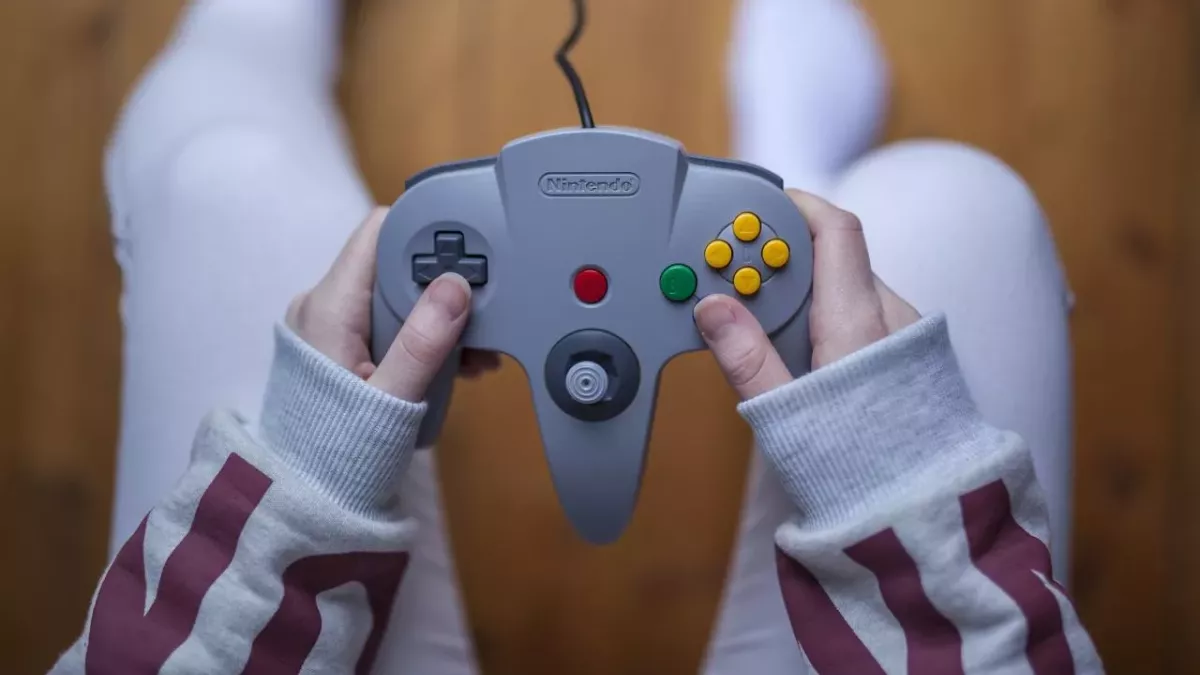 25 ans après, il retrouve une manette rarissime dans son grenier et la vend une fortune