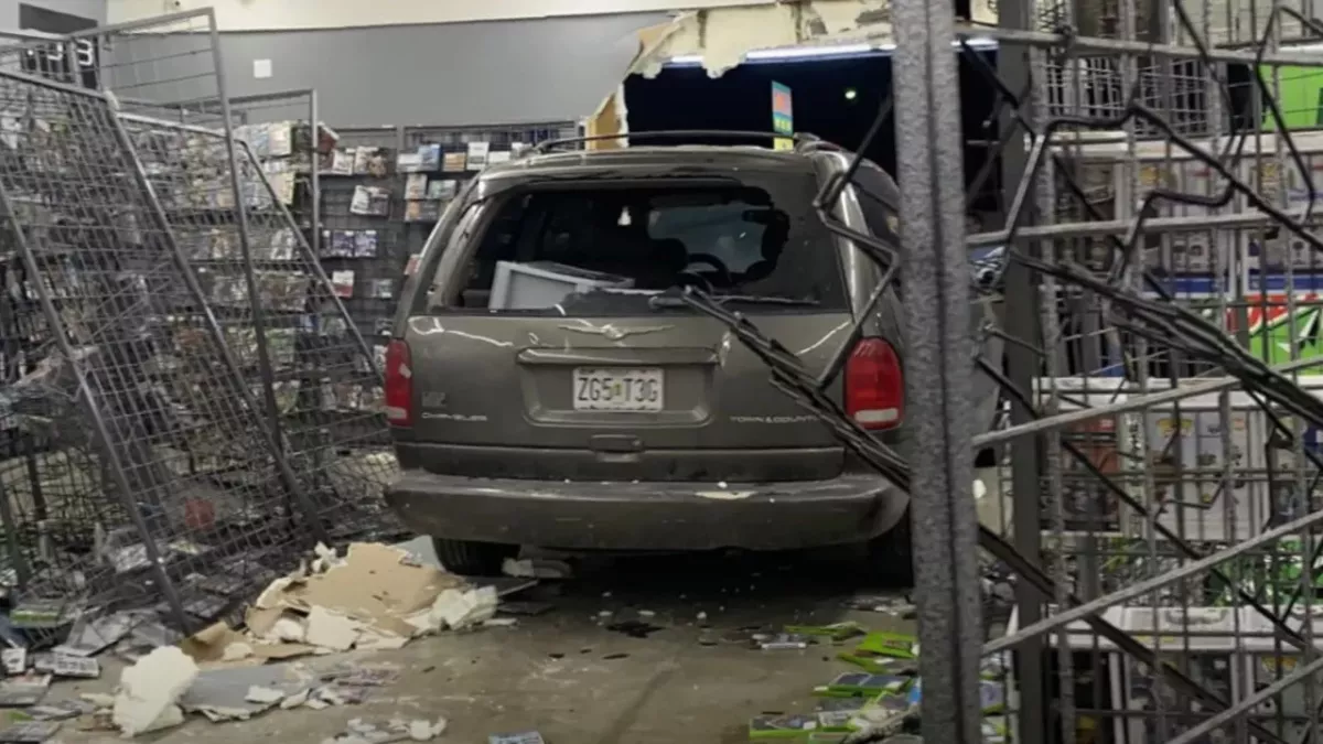 Une voiture s'écrase dans un magasin de jeux rétro et détruit tout sur son passage