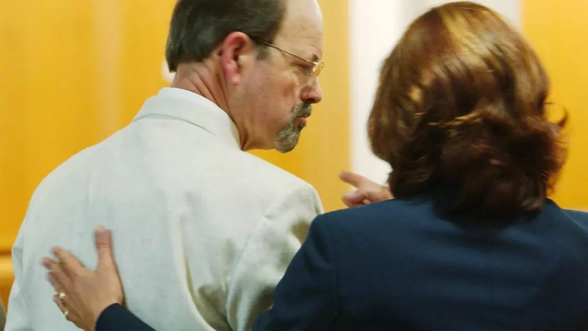 Dennis Rader (BTK) en train d'être conseillé par son avocate le jour de son procès