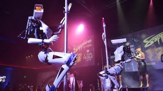 Deux humanoïdes prennent la place des strip-teaseuse dans un club de Nantes