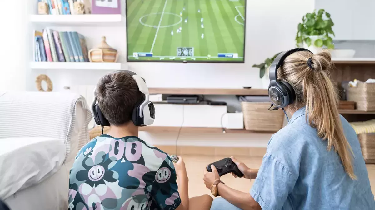 jeunes jouant aux jeux vidéo