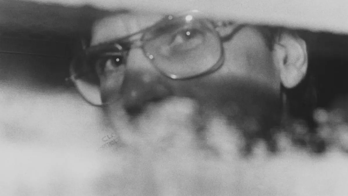 Dennis Nilsen à l'arrière d'une voiture de police lorsqu'il est conduit au tribunal dans le cadre de son jugement pour 6 meurtres et deux tentatives de meurtre