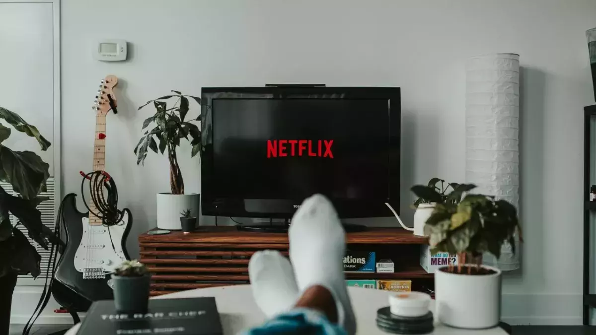 Un salon avec la télévision allumée 
