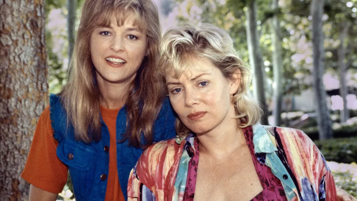 Park Overall (gauche) et Jean Smart (droite) jouant respectivement Tyria Moore et Aileen Wuornos dans le téléfim Overkill : The Aileen Wuornos Story