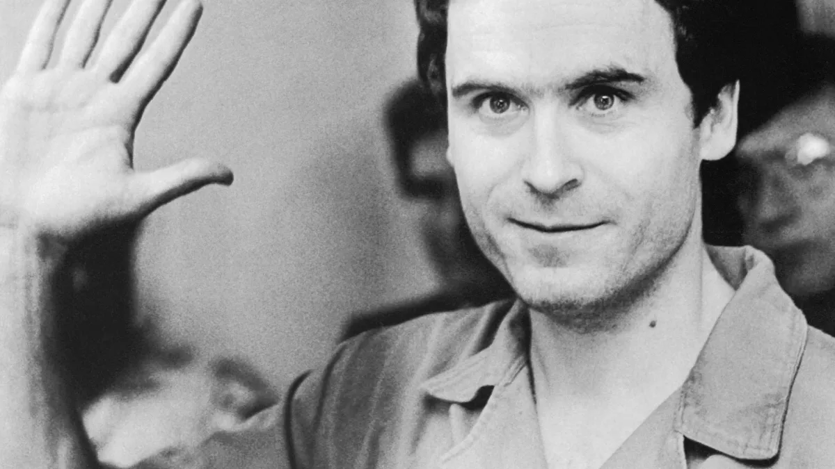 Ted Bundy saluant la caméra lors de l'un de ses procès pour le meurtre d'au moins 20 femmes