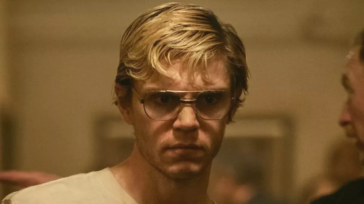 Jeffrey Dahmer (Evan Peters)