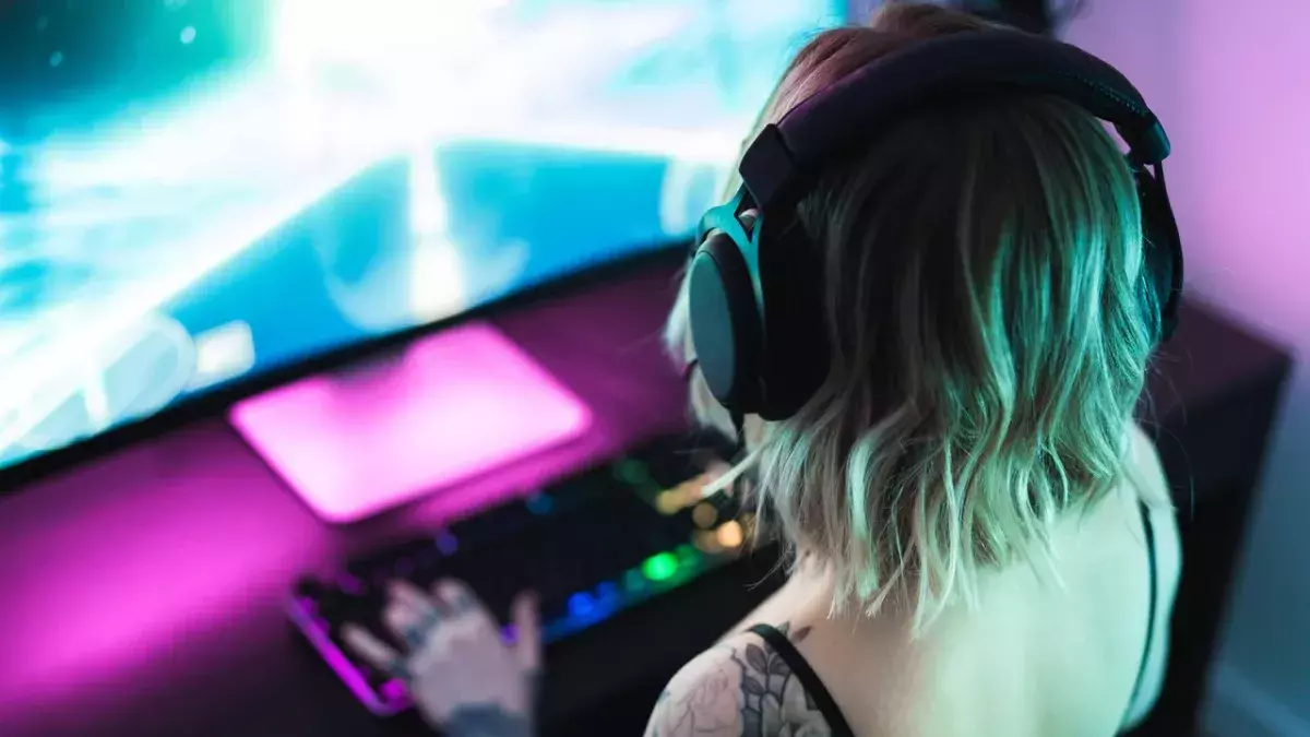 Fille jouant aux jeux vidéo sur son PC