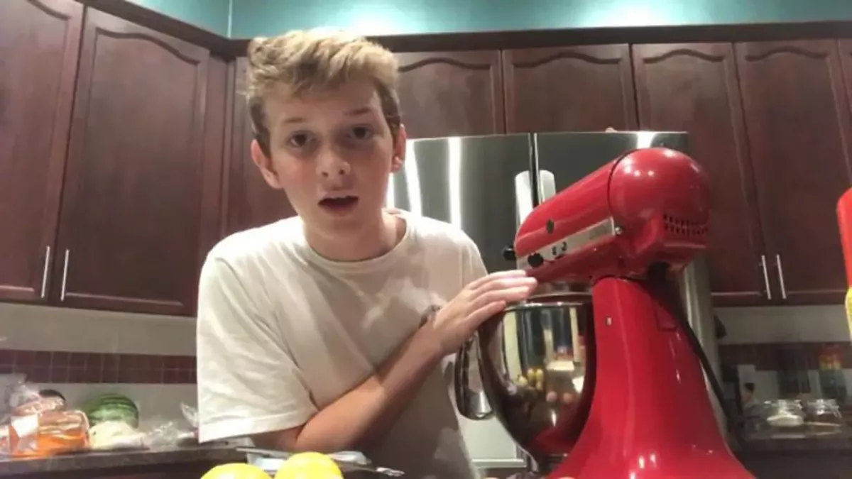 Quand un jeune streameur met la main dans son mixeur pour faire plaisir à ses 2 viewers (VIDÉO)