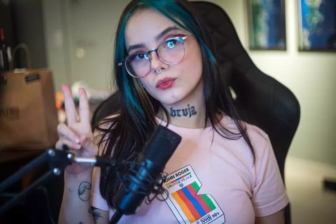 Une streameuse oublie d'activer son filtre de beauté en plein live et scandalise ses abonnés