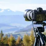 Appareil photo sur trépied cadré sur paysage