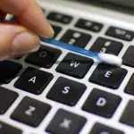 Comment nettoyer entre les touches de son clavier ?