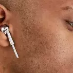 Des AirPods factices comme accessoire de mode ?