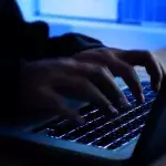 Des mains sur un clavier (illustration)
