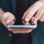 La marque à la pomme pourrait prochainement introduire des publicités dans les applications de ses iPhone.