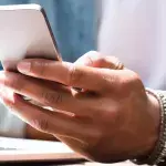 Un homme consulte son smartphone (illustration).