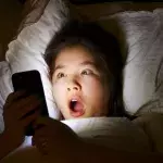 Une femme sur son téléphone