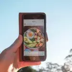 Une personne utilisant Instagram (illustration)