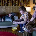 Adolescents qui jouent à la console