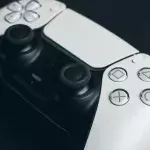 Mauvaise nouvelle, la sortie de ce jeu très attendu sur PS5 repoussée de 2 mois pour une horrible raison