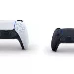PS5 : une DualSense noire fait surface, un mois avant la sortie de la console de Sony !