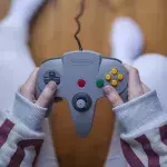 25 ans après, il retrouve une manette rarissime dans son grenier et la vend une fortune