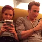 Scarlett Johansson et Chris Evans qui jouent à la GameBoy