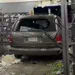 Une voiture s'écrase dans un magasin de jeux rétro et détruit tout sur son passage