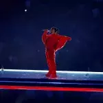 Rihanna a-t-elle copié Smash Bros pour sa prestation au Super Bowl ? Les images troublantes