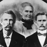 De gauche à droite : Frank James, Zerelda James et Jesse Jame