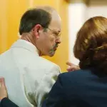 Dennis Rader (BTK) en train d'être conseillé par son avocate le jour de son procès