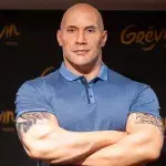 dwayne jonhson the rock statue musée grévin retouchée