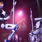 Deux humanoïdes prennent la place des strip-teaseuse dans un club de Nantes