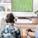 jeunes jouant aux jeux vidéo