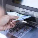 Les distributeurs de billets vont-ils réellement disparaître ?