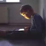 Un père force son enfant de 11 ans à jouer pendant 17 heures d'affilé et provoque l'indignation