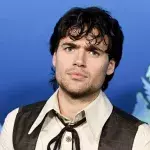 Découvrez Jamie Flatters, l'acteur qui se cache derrière Neteyam dans Avatar 2 ! 