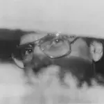Dennis Nilsen à l'arrière d'une voiture de police lorsqu'il est conduit au tribunal dans le cadre de son jugement pour 6 meurtres et deux tentatives de meurtre