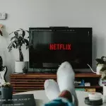 Un salon avec la télévision allumée 
