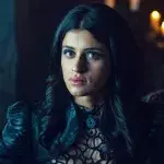 Anya Chalotra (Yennefer) dans la série The Witcher