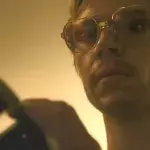 Evan Peters dans le rôle de Jeffrey Dahmer