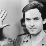 Ted Bundy saluant la caméra lors de l'un de ses procès