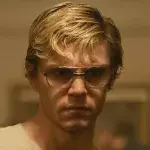 Jeffrey Dahmer (Evan Peters)