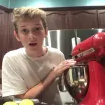Quand un jeune streameur met la main dans son mixeur pour faire plaisir à ses 2 viewers (VIDÉO)