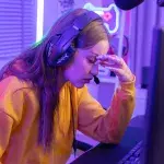 Une streameuse capture un cambrioleur en plein live et lui inflige une belle correction